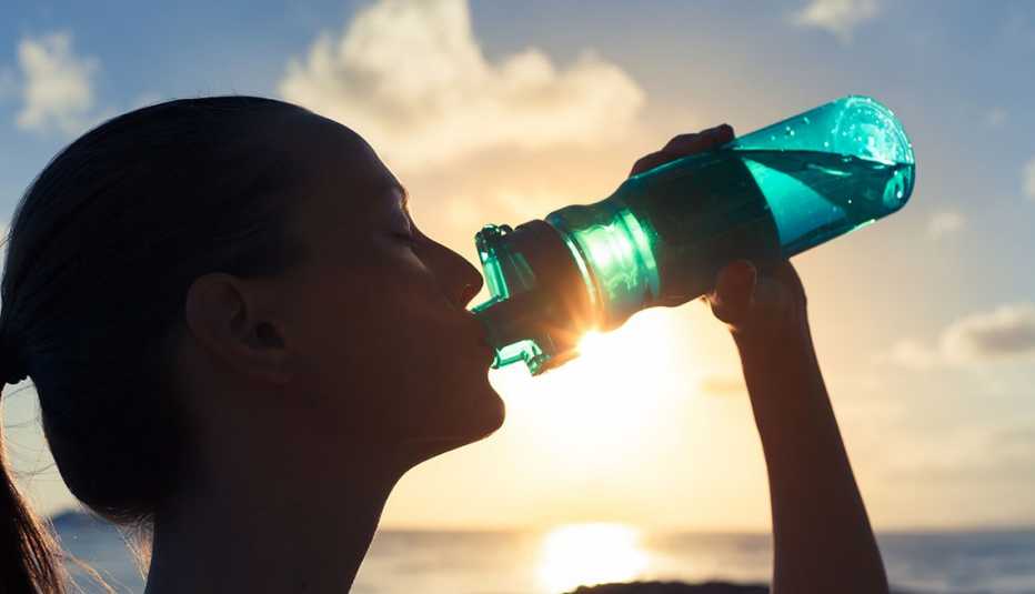 Mujer tomando agua