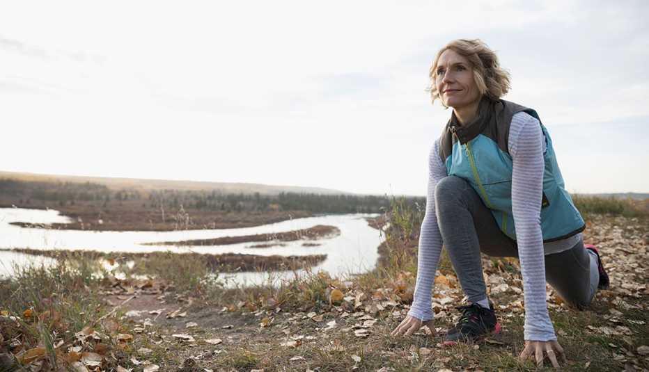 Mujer se ejercita al aire libre