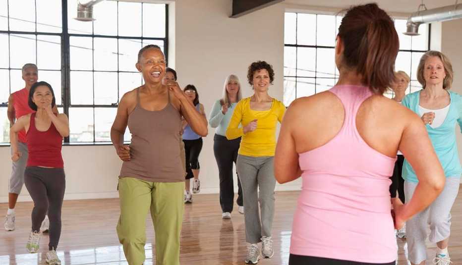 Mujeres mayores haciendo ejercicios Mujeres mayores haciendo ejercicios