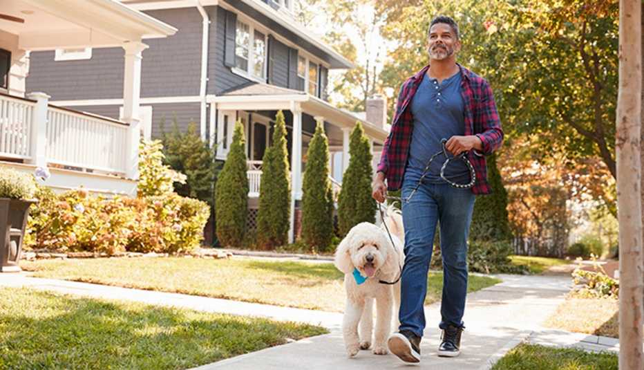 Hombre caminando su perro Hombre caminando su perro