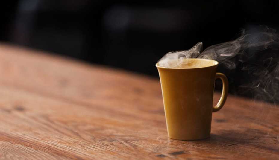 Taza de café sobre una mesa de madera