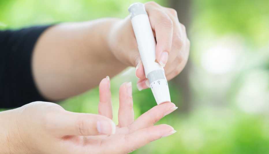 Mujer midiendo su glucosa