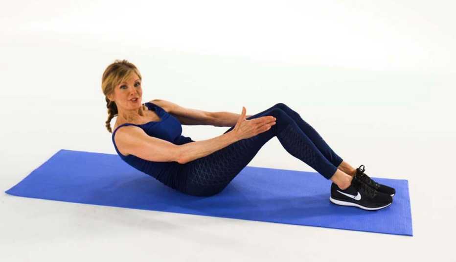 Kathy Smith haciendo abdominales
