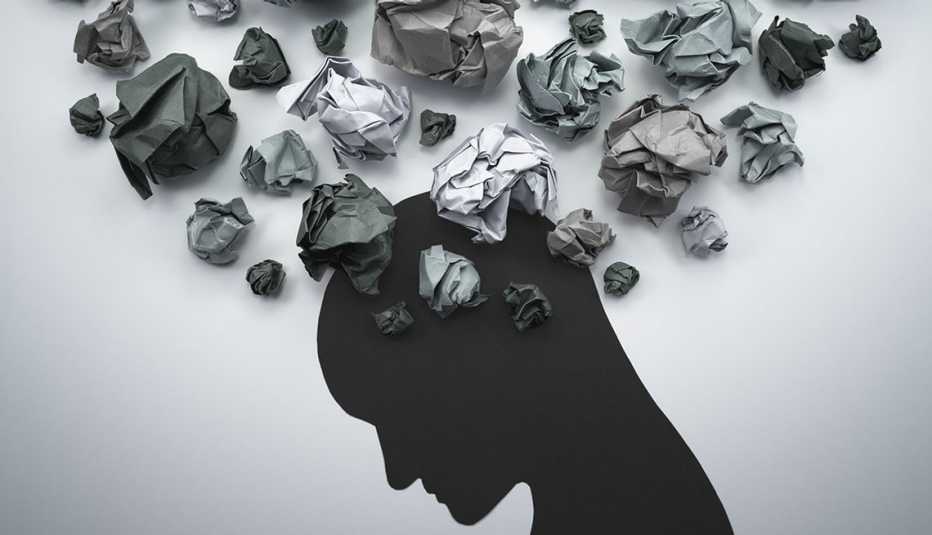 Silueta de una persona y bolas de papel le salen de la cabeza