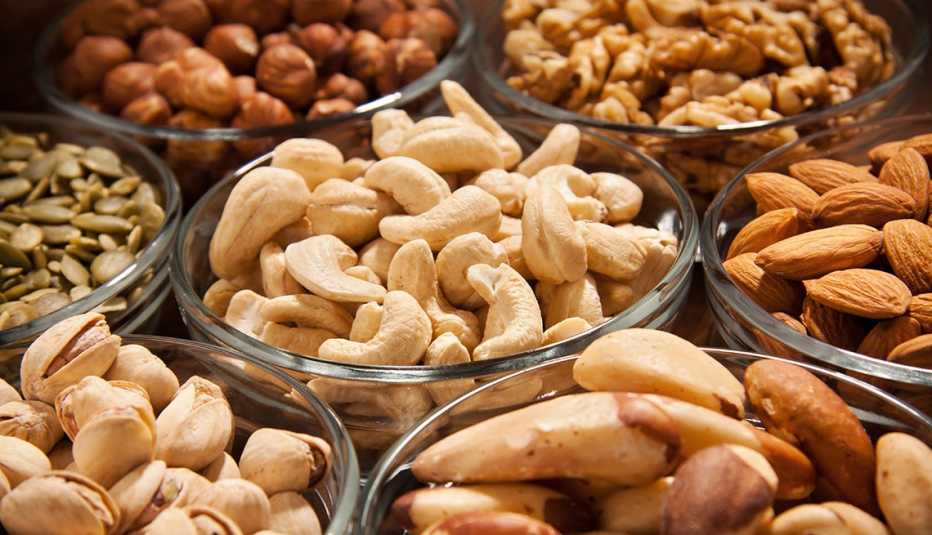 Diferentes nueces en envases
