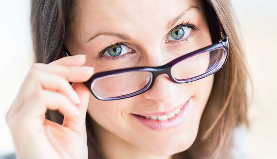 Mujer usando espejuelos