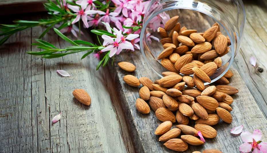 Almendras se derraman de un frasco