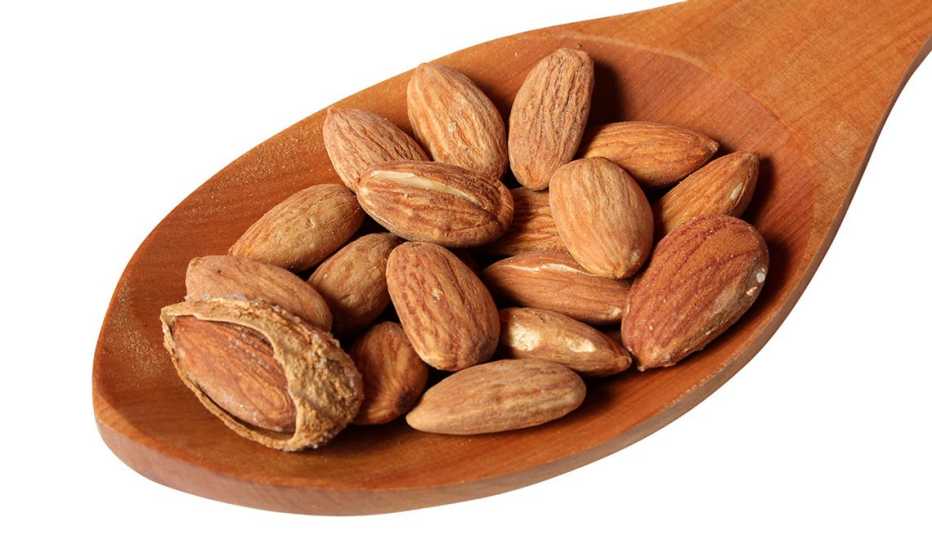 Almendras sobre una cuchara
