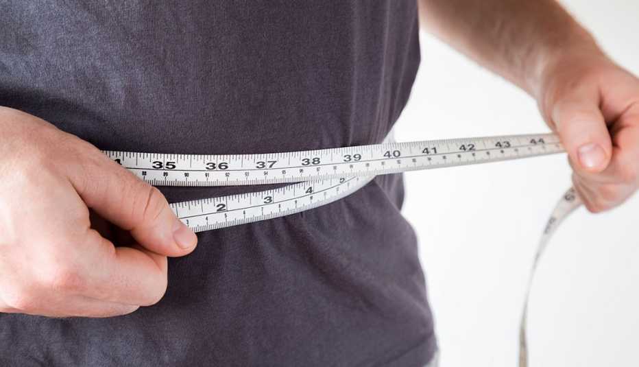 Hombre mide su abdomen