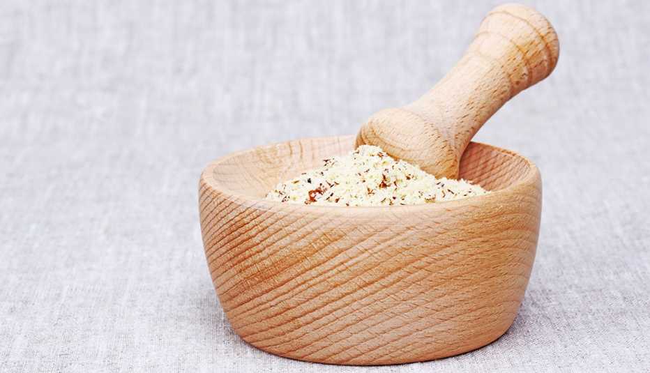 Molcajete con almendras molidas