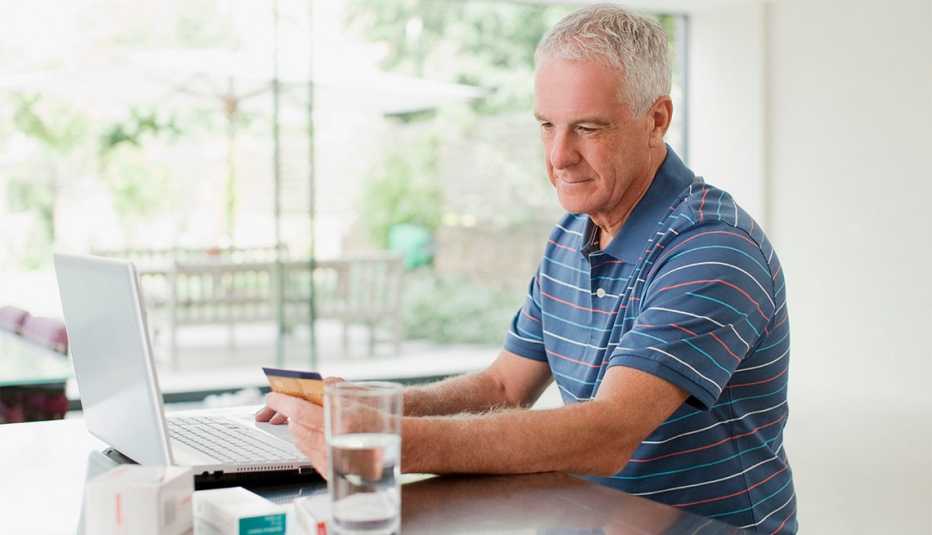 Hombre frente a su computadora