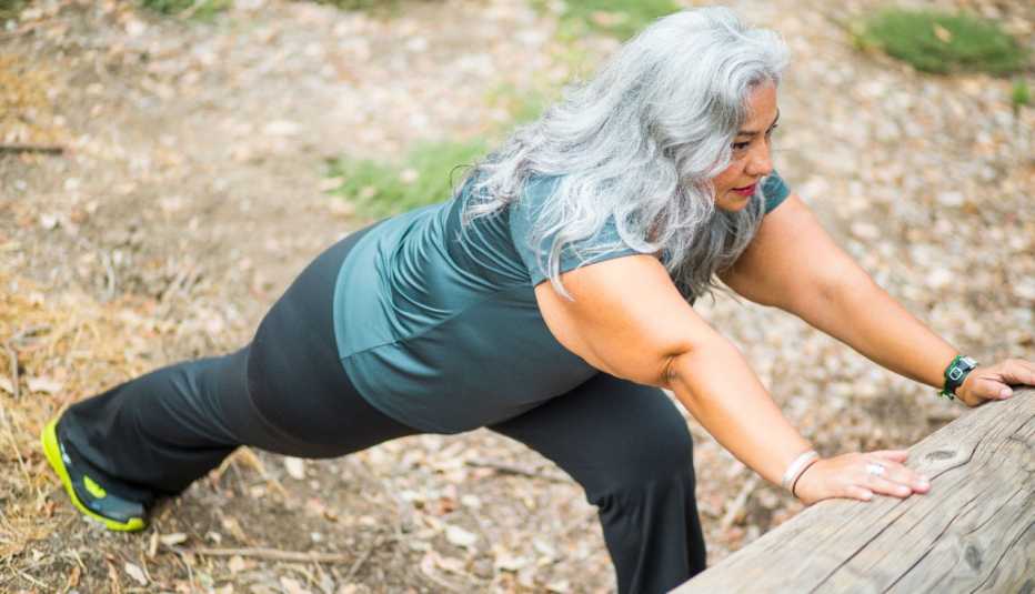 Mujer ejercitándose al aire libre