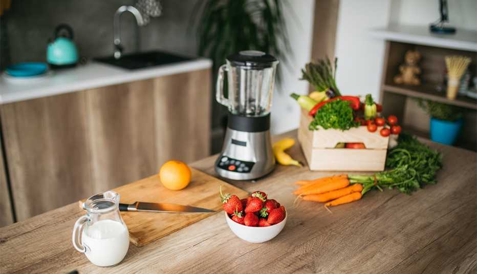 Ingredientes para un batido saludable sobre una mesa de cocina Ingredientes para un batido saludable sobre una mesa de cocina