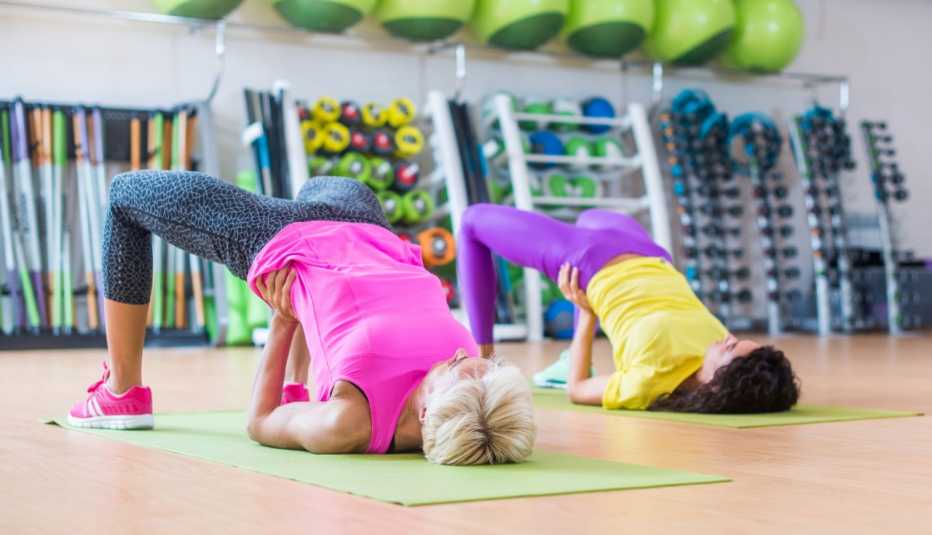 Dos mujeres practicando yoga