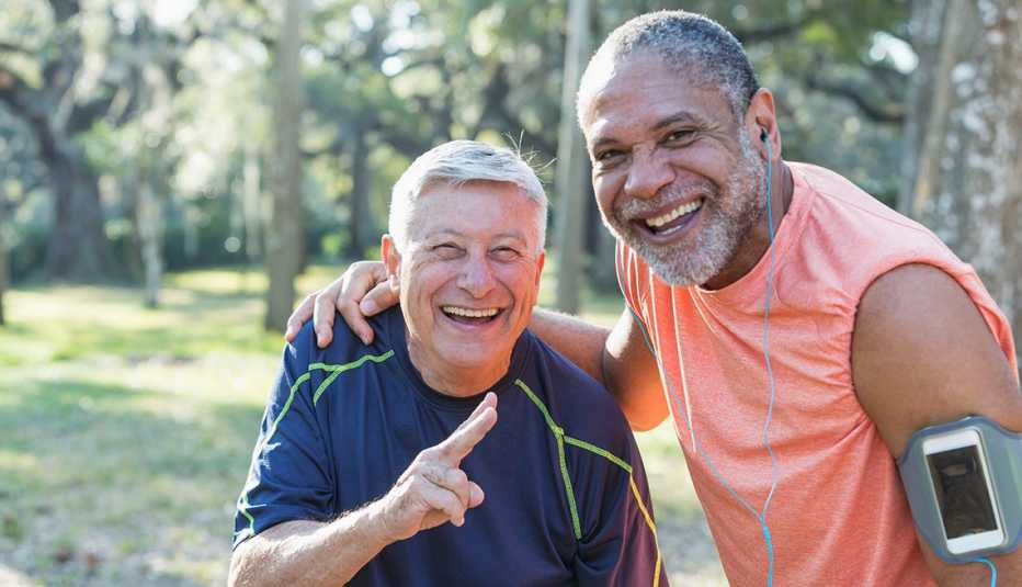 Dos hombres se ejercitan al aire libre