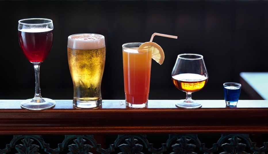 Diferentes bebidas alcohólicas sobre una barra Diferentes bebidas alcohólicas sobre una barra