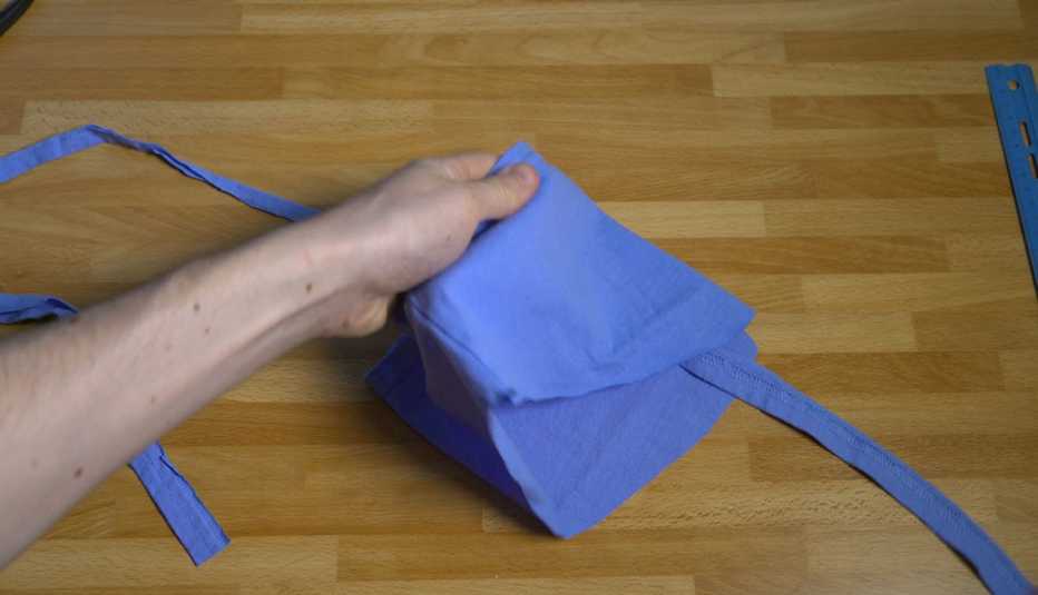 Una persona crea una mascarilla con una camisa
