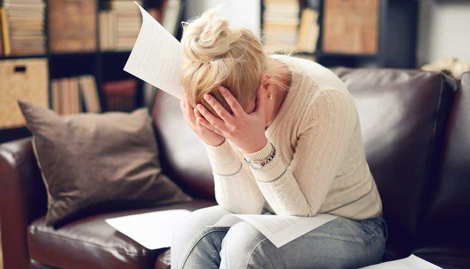 Mujer con las manos en la cara - Alimentos que reducen el estrés