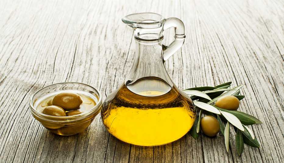 Botella de aceite de oliva y olivas 