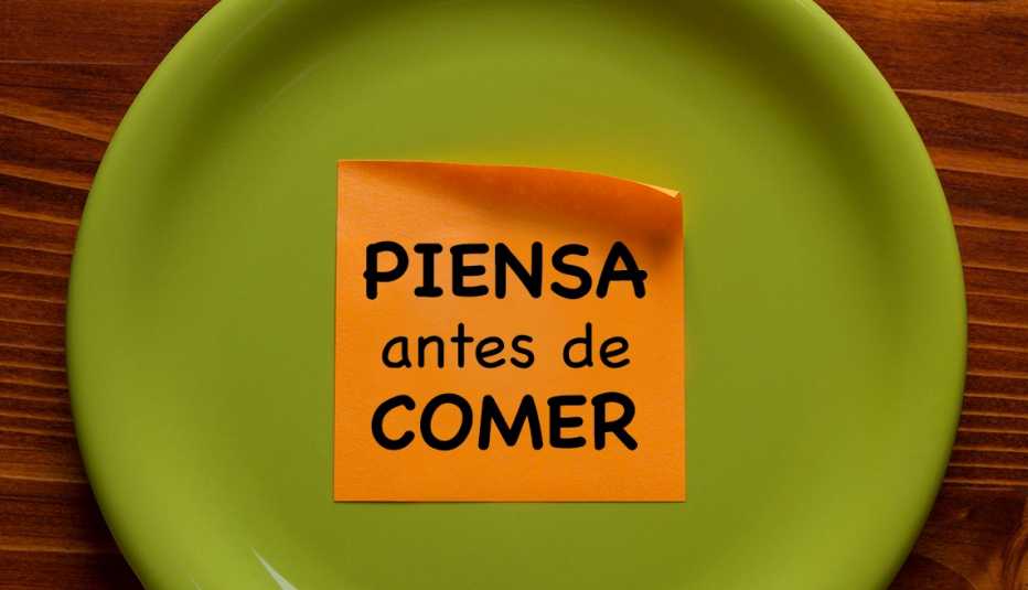 Plato vacío con una nota que dice piensa antes de comer