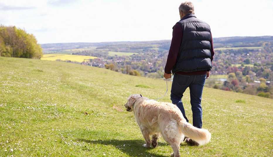 Un hombre camina con su perro