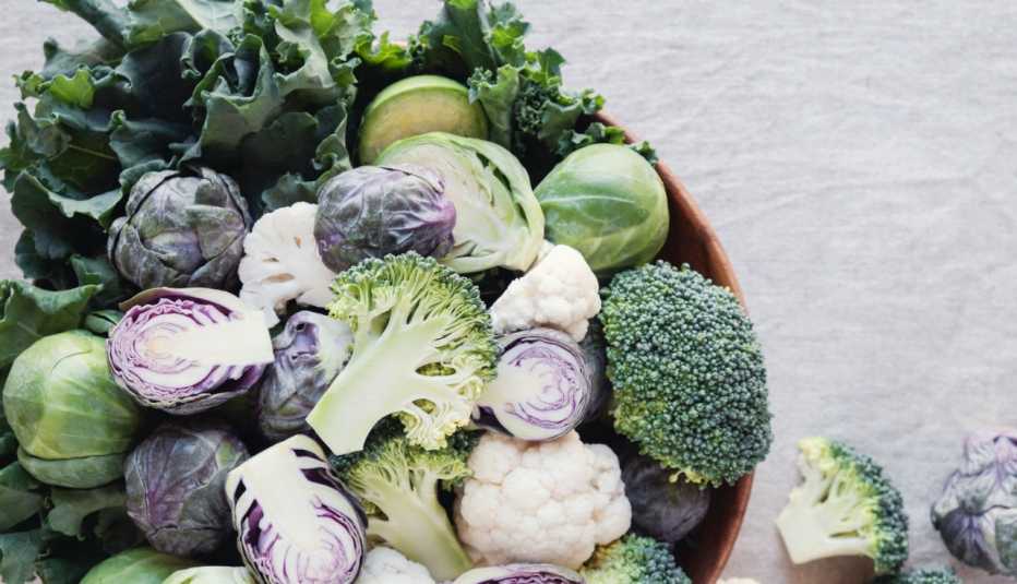 Coles de bruselas, kale y brócoli en un envase