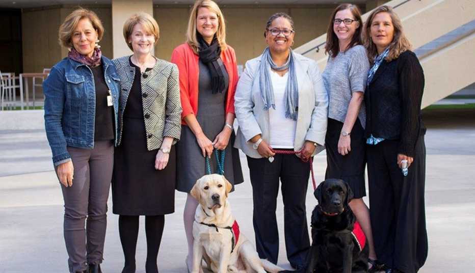 Linda Milanesi, Kathryn Turman, Staci Beers, Melody Tiddle, Karen Joyce-McMahon y Jill Felice, junto a los perros del FBI, Wally y Gio.