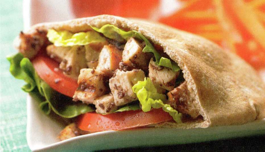 Pita con ensalada de pollo y aceitunas Pita con ensalada de pollo y aceitunas