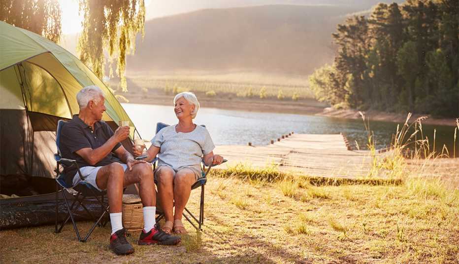 Pareja disfrutando de sus vacaciones en un campamento