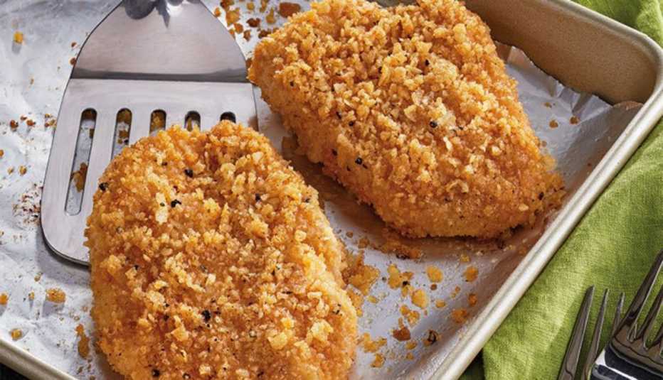 Pollo empanizado con papitas