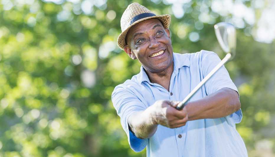  hombre jugando golf