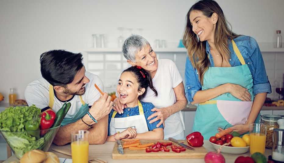 Familia hispana cocinando juntos