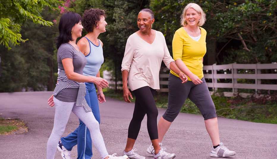 Cuatro mujeres caminan juntas Cuatro mujeres caminan juntas