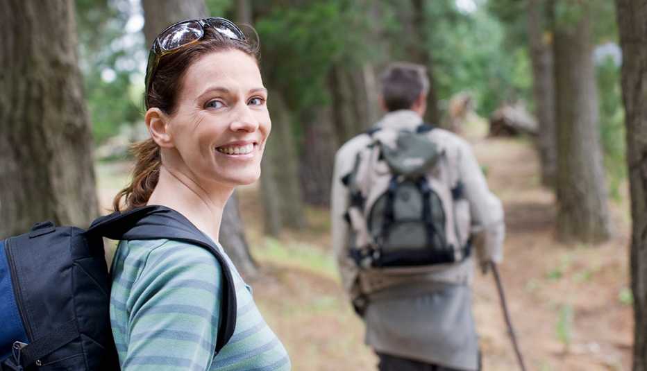 Una pareja hace una caminata por el bosque