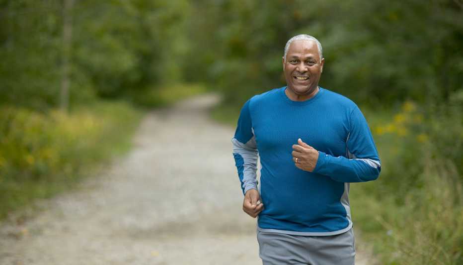 Un hombre corre por un sendero Un hombre corre por un sendero