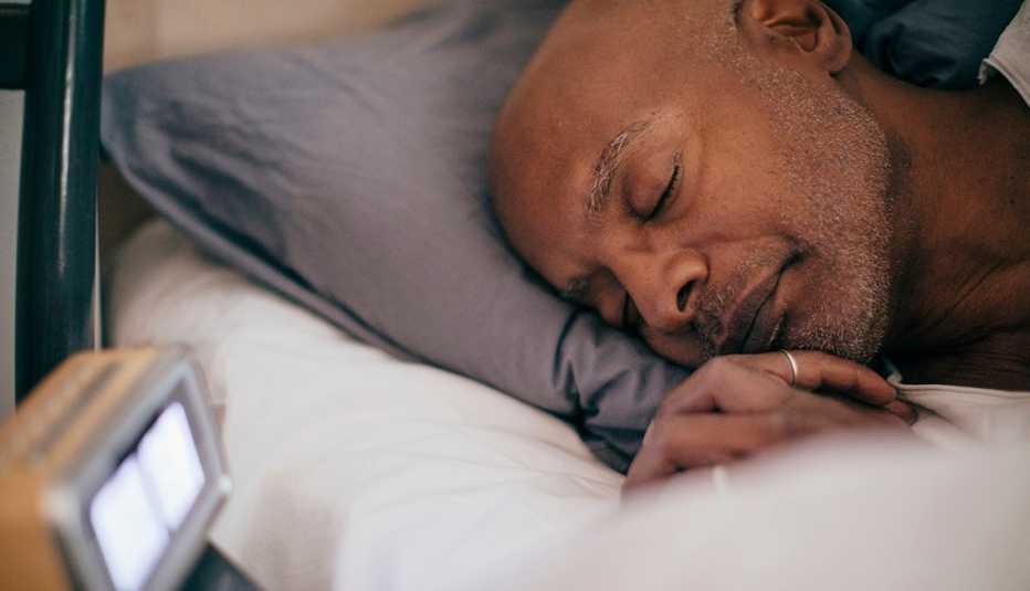 Un hombre duerme placenteramente