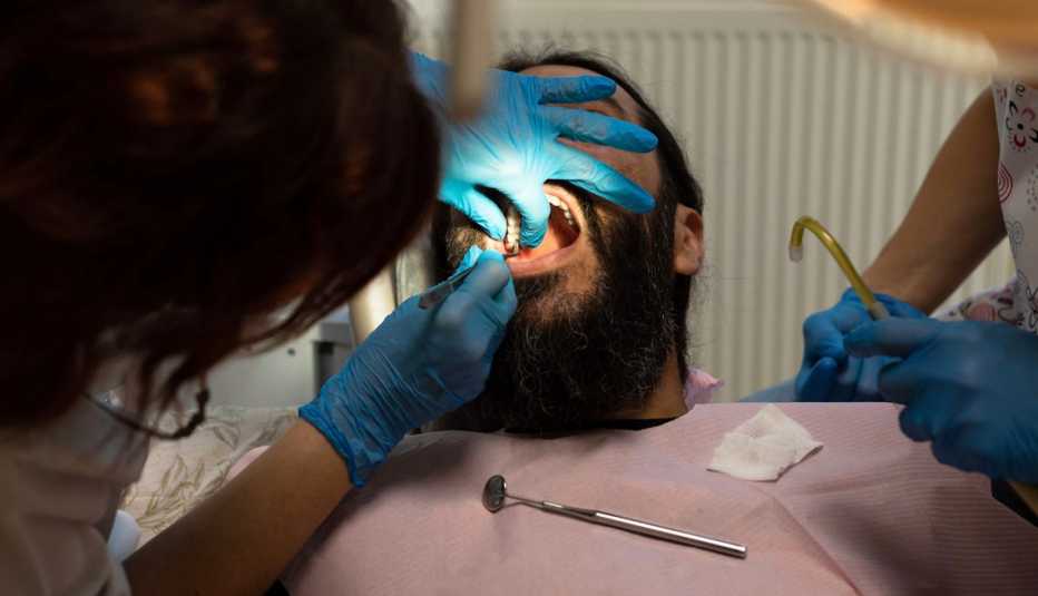 Un hombre en el dentista