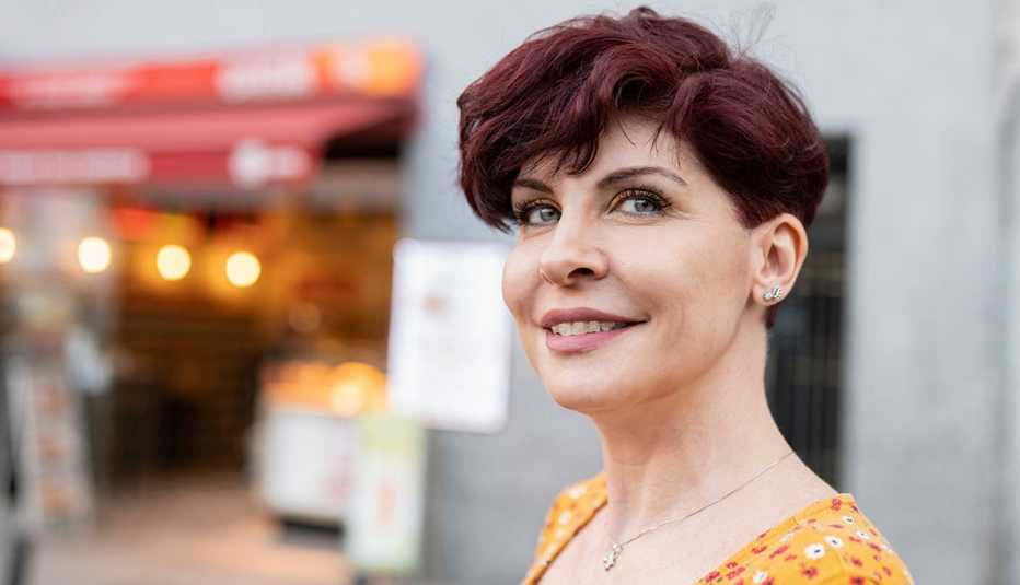 Mujer de mediana edad con frenos dentales transparentes casi invisibles