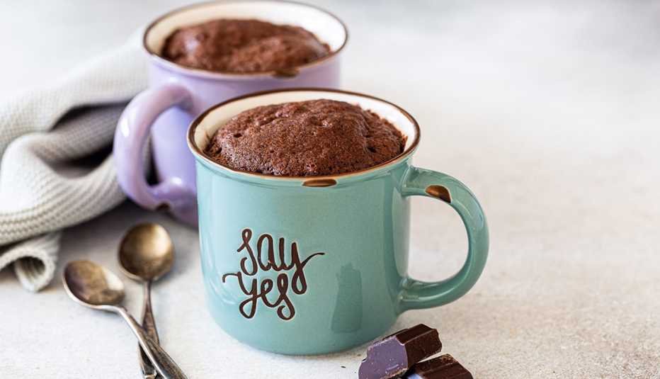 Dos tazas de pastel de chocolate en tazas de colores