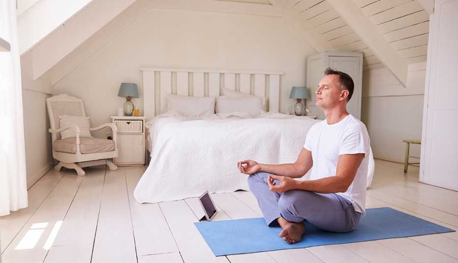 Un hombre meditando en una habitación