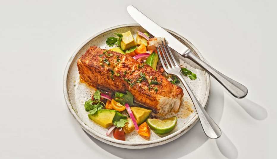Lubina servida con ensalada