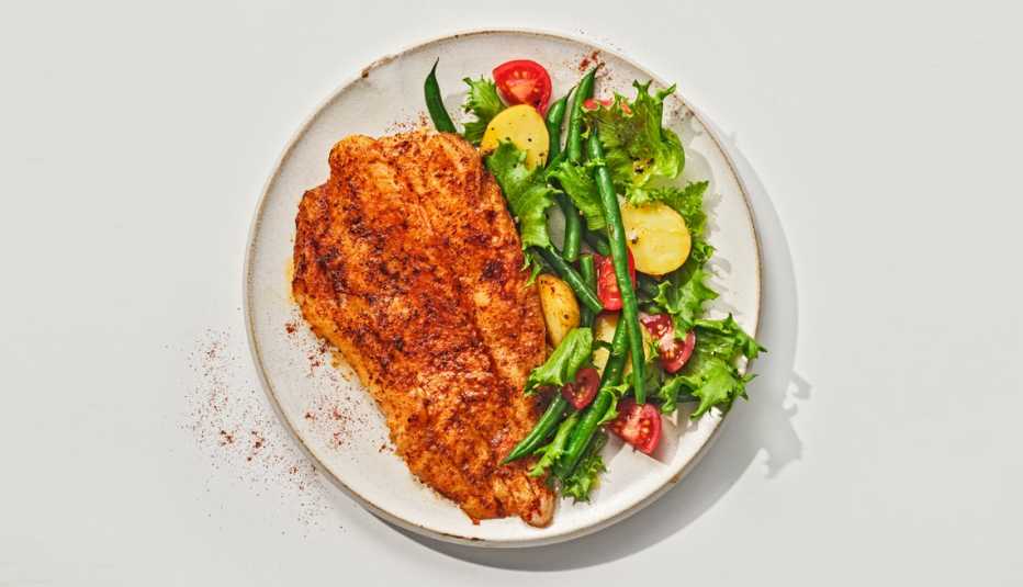Pescado con ensalada