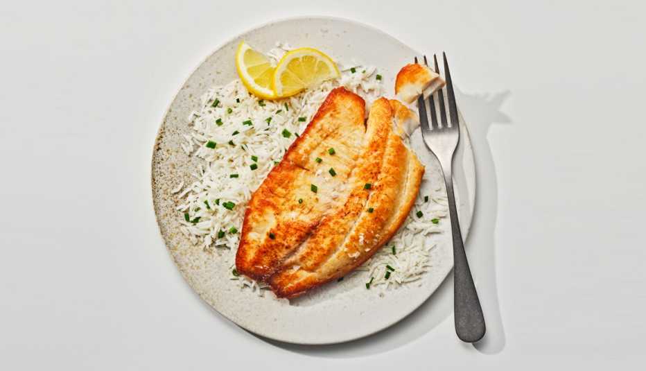 Tilapia servida con arroz