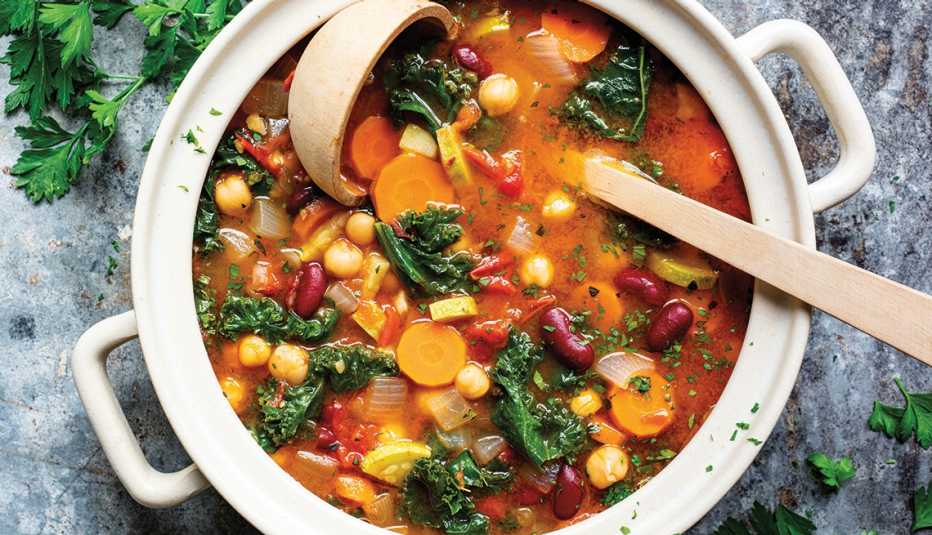 Sopa veraniega de vegetales y granos