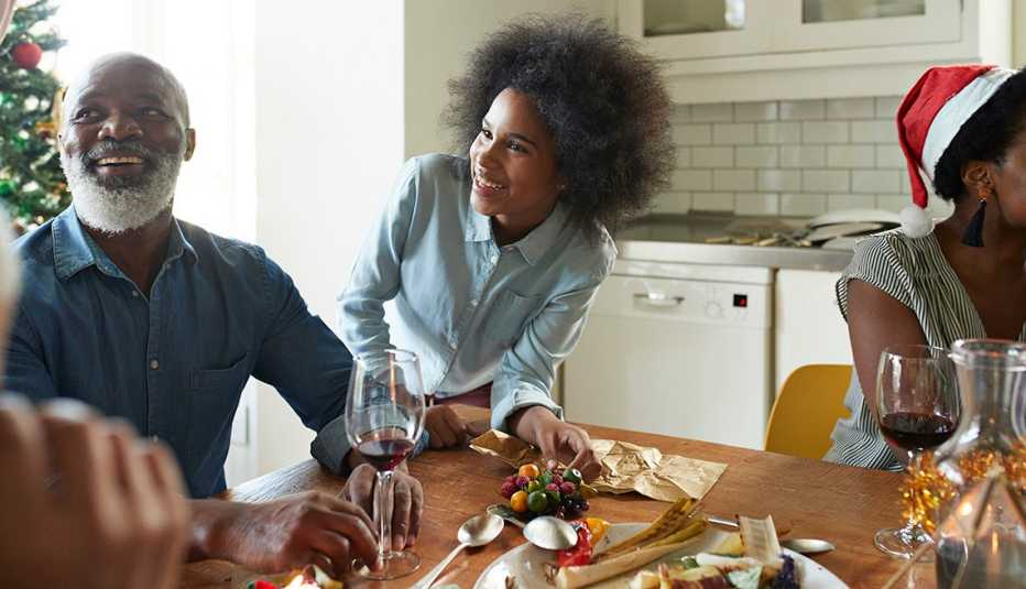Familiares comparten alrededor de una mesa Familiares comparten alrededor de una mesa