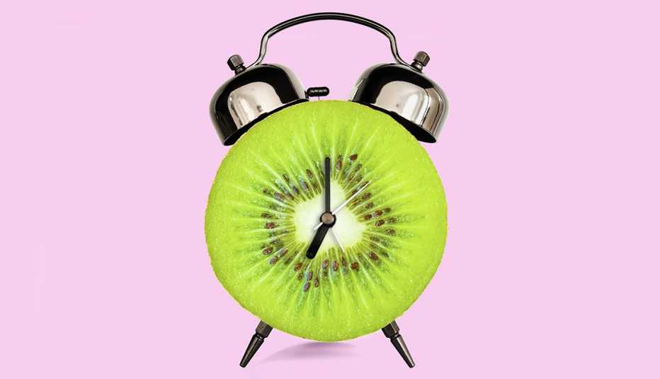 Rebanada de Kiwi forma un reloj despertador Rebanada de Kiwi forma un reloj despertador