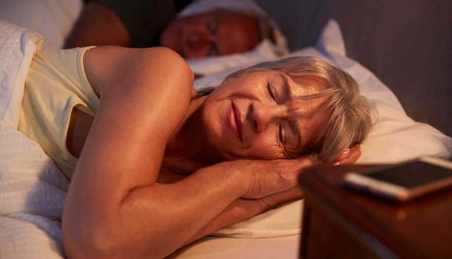 Pareja mayor durmiendo