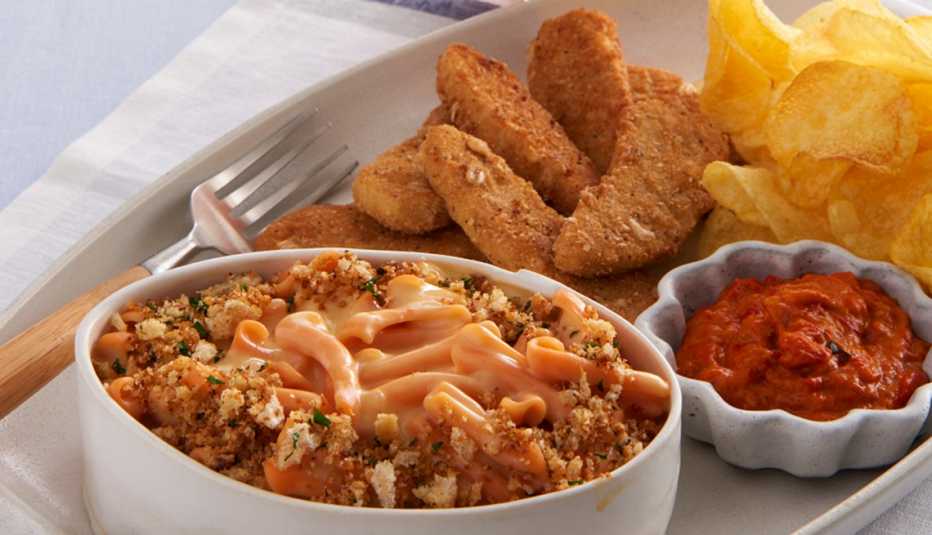 Macarrones con queso, pollo, salsa y chips