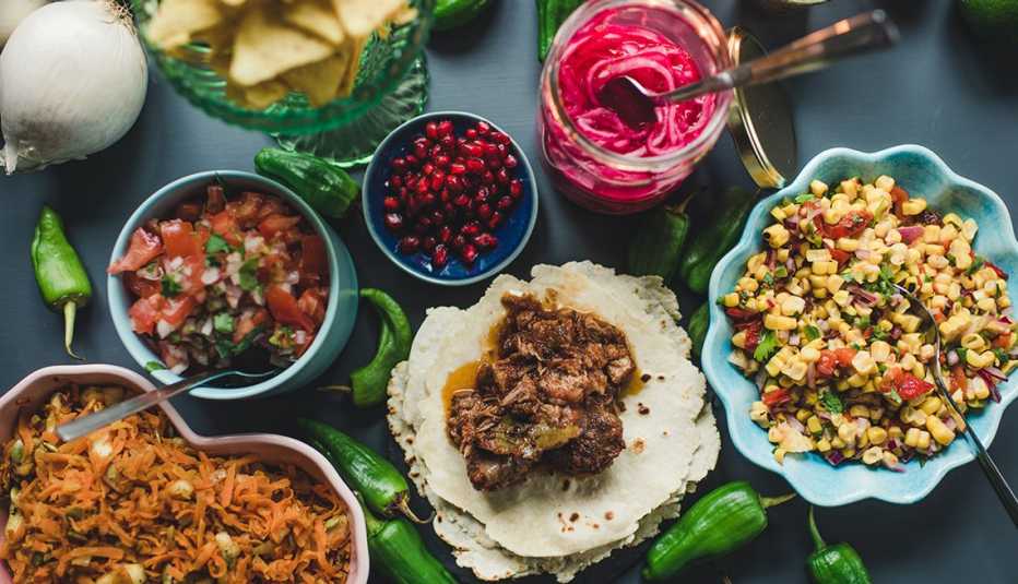 Mesa servida con varios alimentos mexicanos