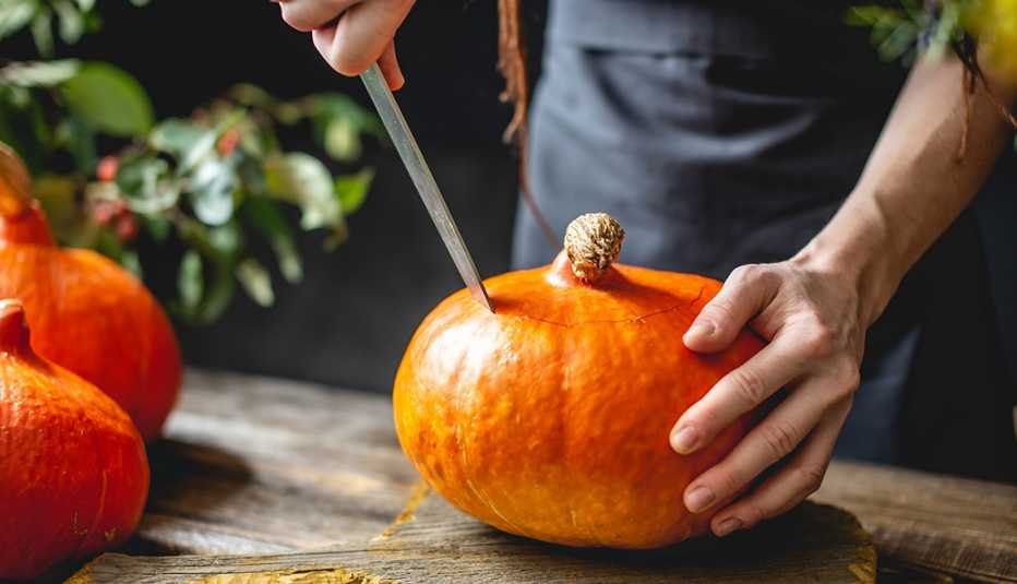 Un chef corta una calabaza